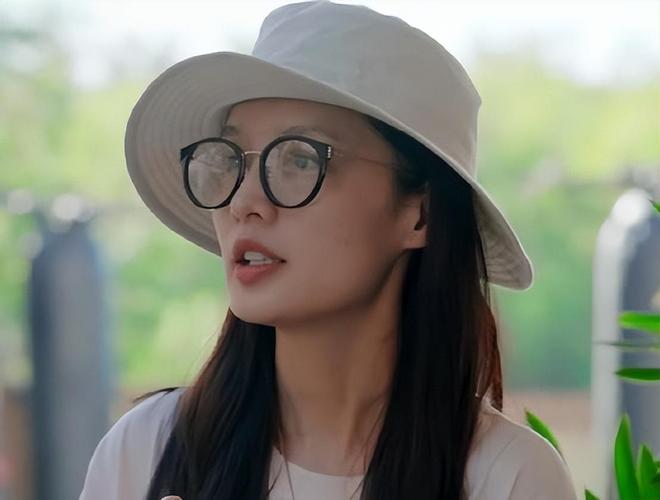 点”的李沁惊艳整个人面相变了惊鸿一瞥pg电子免费模拟器一档综艺被“一脸斑(图7)