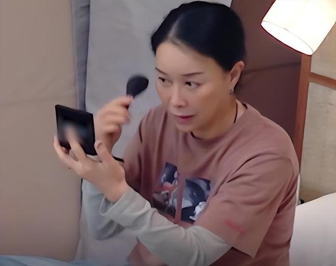 点”的李沁惊艳整个人面相变了惊鸿一瞥pg电子免费模拟器一档综艺被“一脸斑(图15)